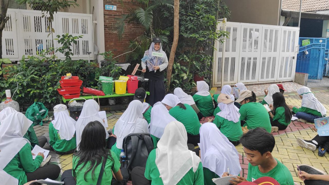 Siswa Green School Club SDN Sedatigede 1 Belajar Pengelolaan Sampah