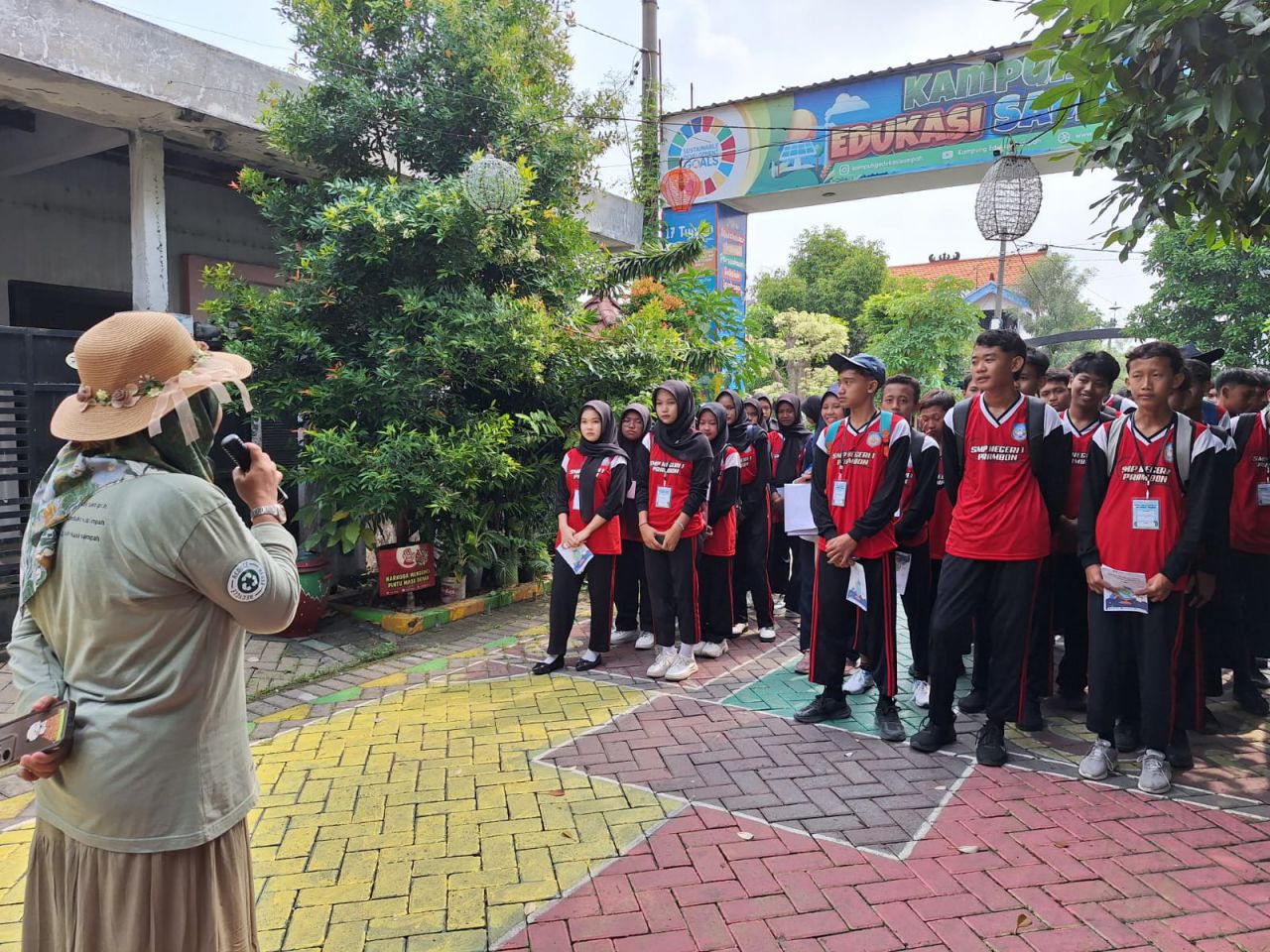 Puluhan Siswa SMPN 1 Prambon Belajar Gaya Hidup Berkelanjutan