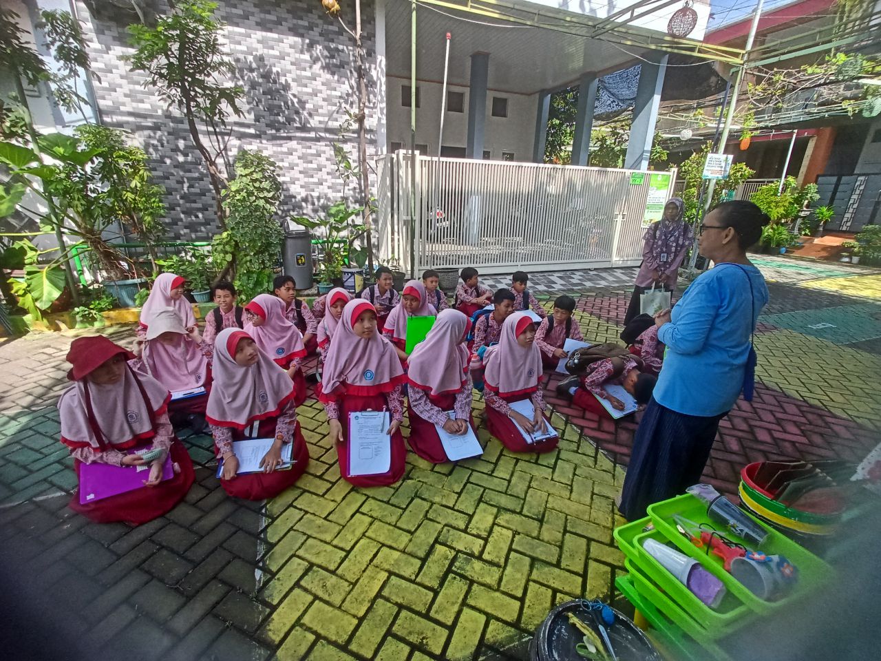 Outdoor Learning SD Muhammadiyah 2 Waru di Kampung Edukasi Sampah