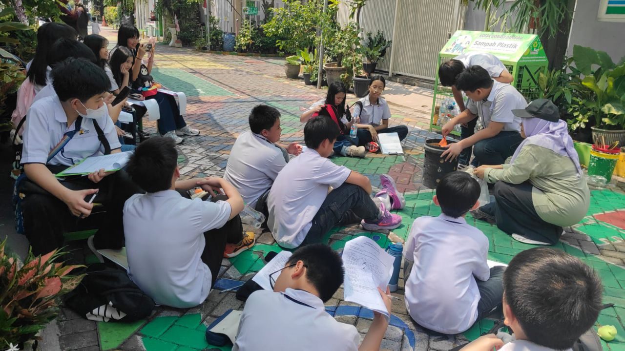 SMP VITA Surabaya Belajar Gaya Hidup Berkelanjutan di Kampung Edukasi Sampah