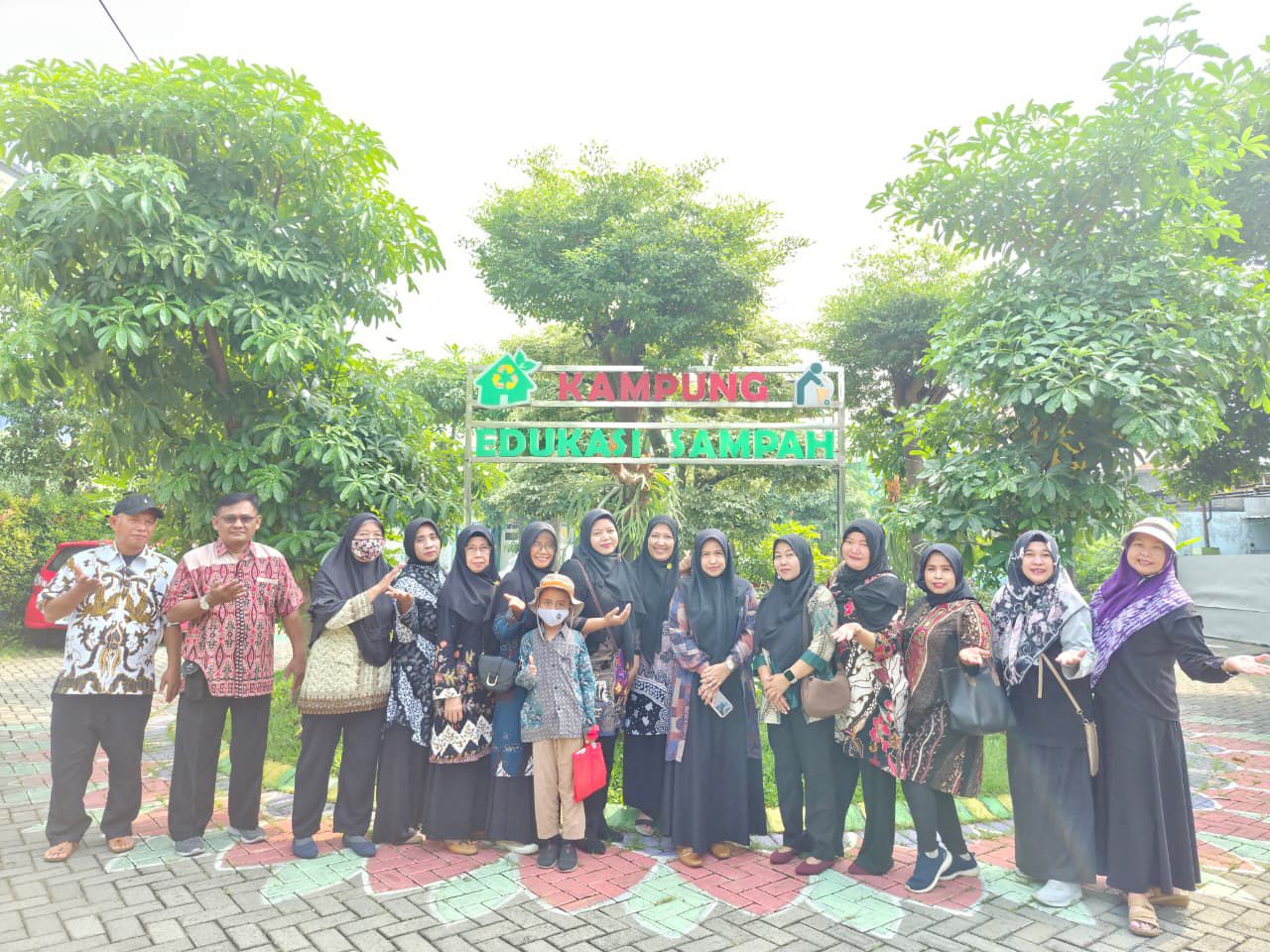 Warga Banjarpoh Belajar Pengelolaan Sampah  di Kampung Edukasi Sampah