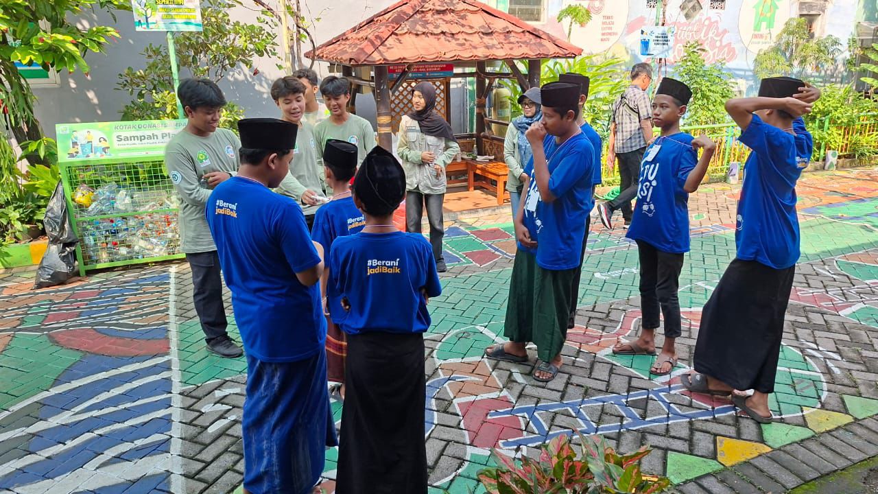 Anak Yatim Belajar Menjaga Bumi Sejak Dini di Kampung Edukasi Sampah
