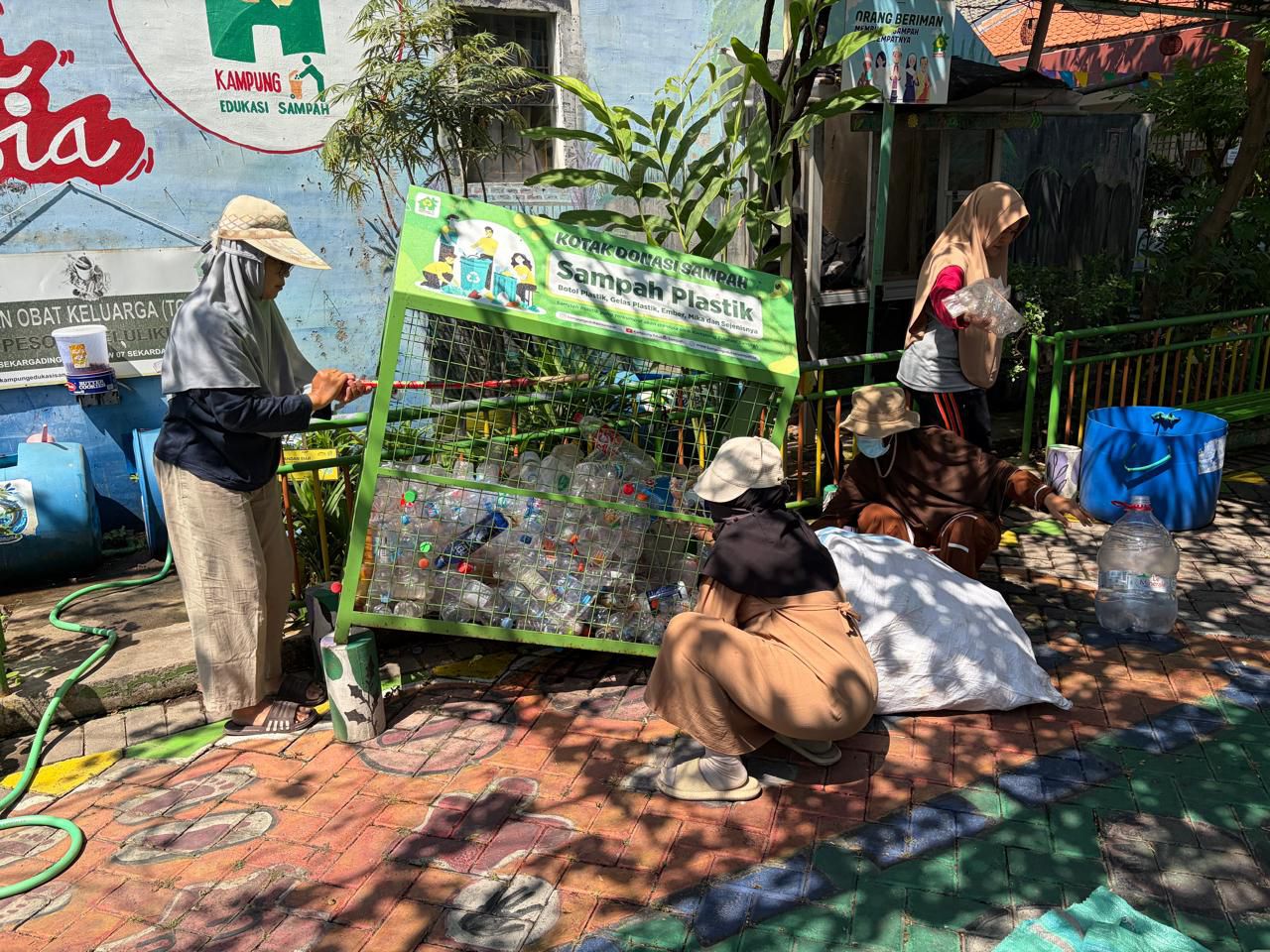 Kotak Donasi Sampah Plastik, Ikhtiar Warga Tak Mewariskan Sampah