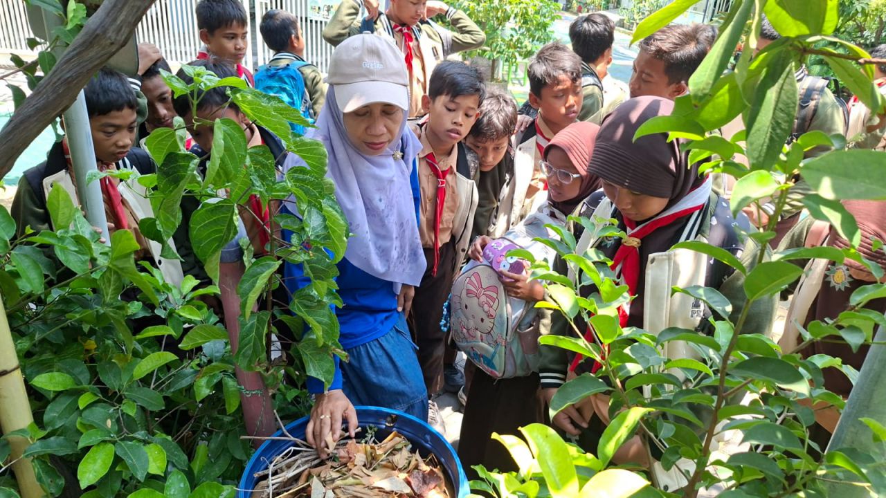 Puluhan Siswa MI PERSIS Bangil Kenali Cara Kelola Sampah Sejak Dini