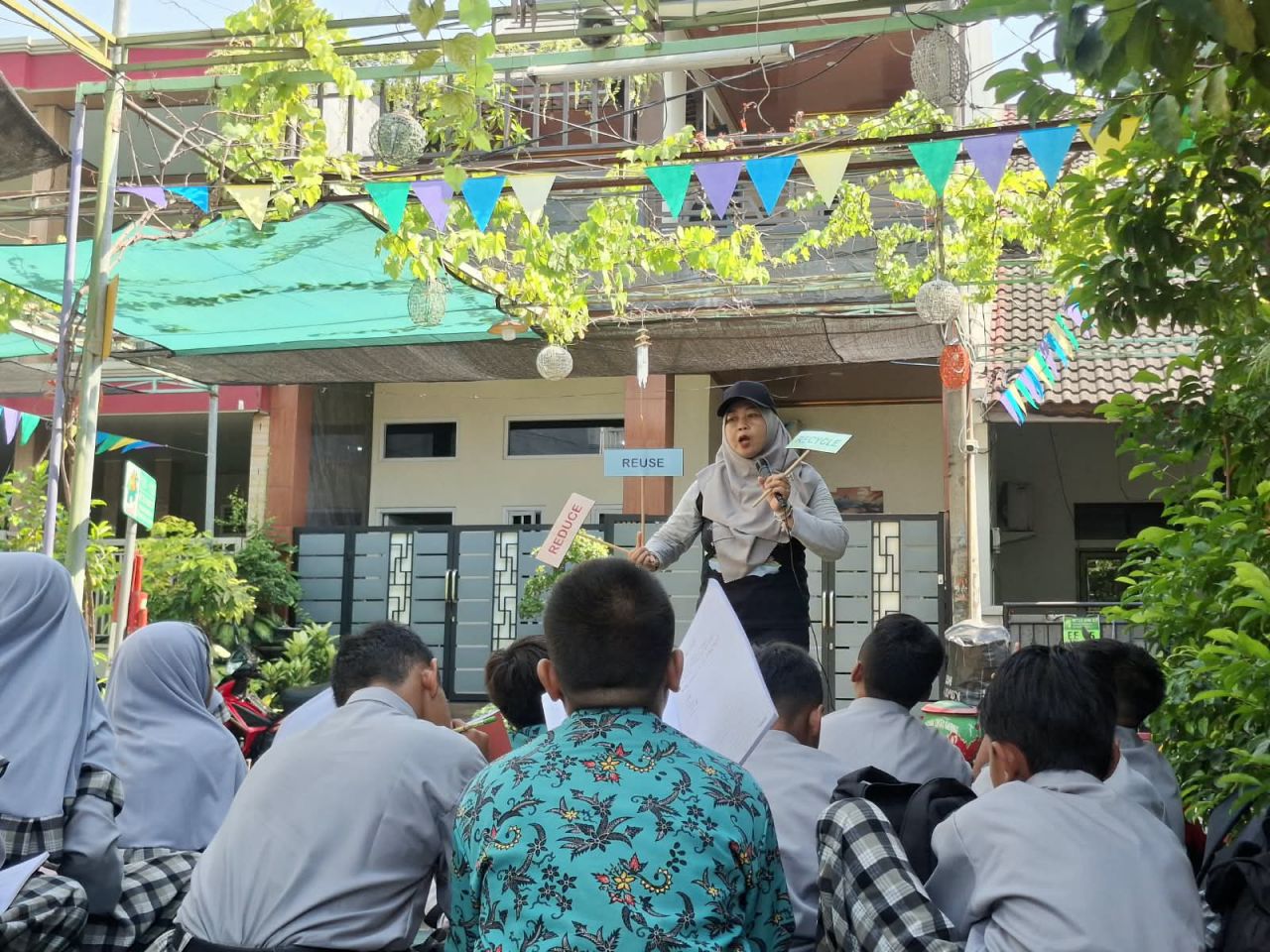 Outing Class SDN 195 Gresik, Belajar Menjaga Bumi dari Kampung Edukasi Sampah