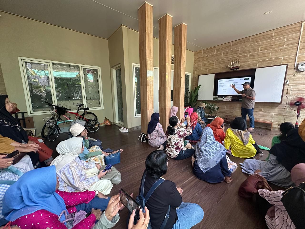 PKK RW 04 Medokan Ayu Belajar Manajemen Bank Sampah Berbasis Komunitas